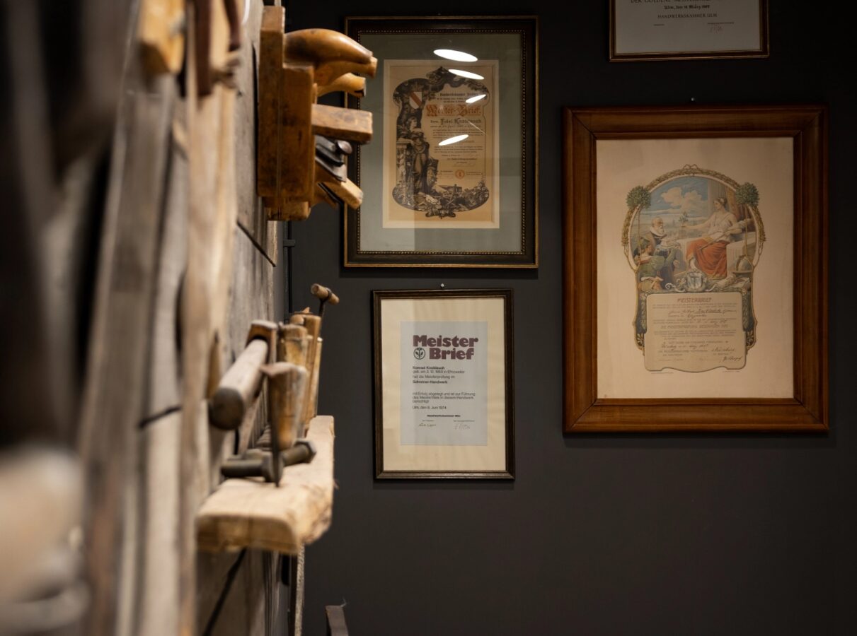Meisterbriefe und Werkzeugwand im Konrad Knoblauch Büro in Markdorf