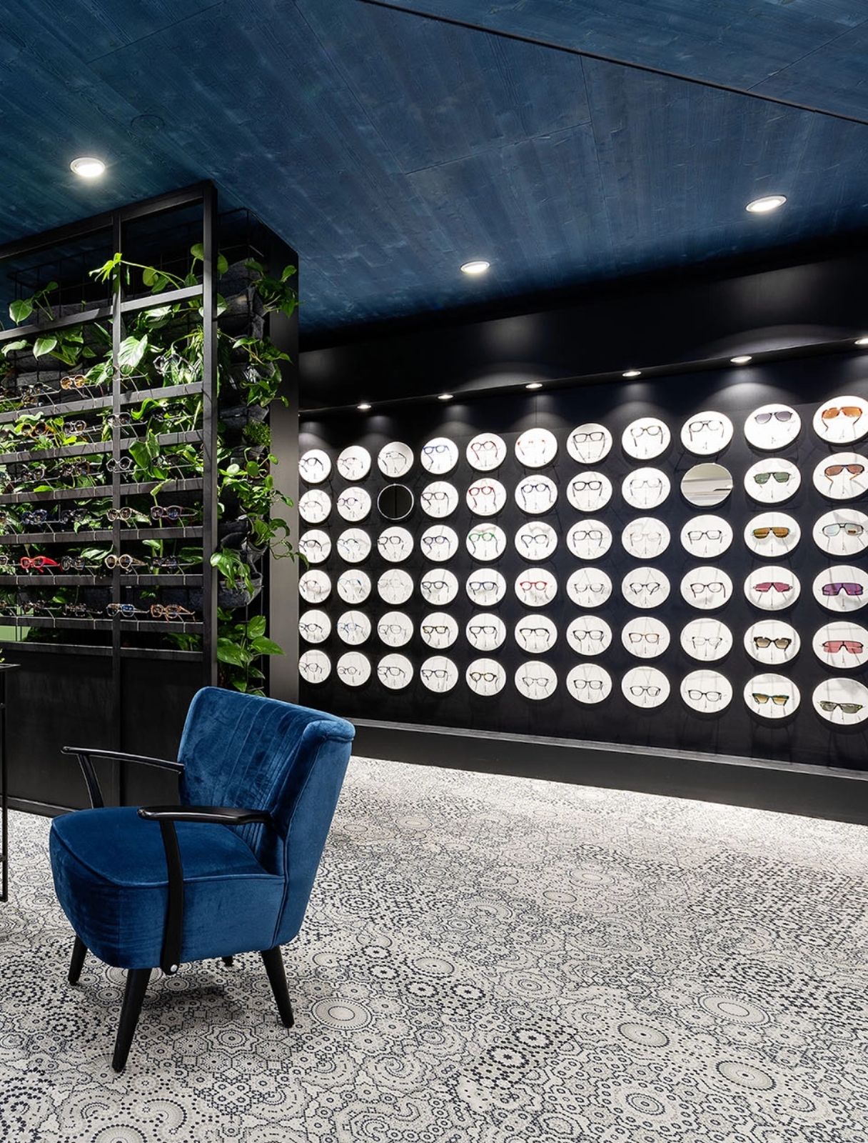 Optik Metzger Brillen an der Wand präsentiert